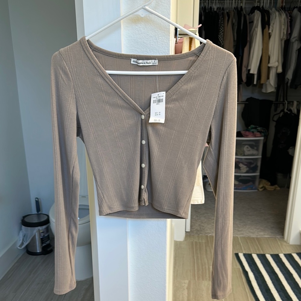 Abercrombie taupe ribbed long sleeve cropped shirt (new with tag, never worn)
